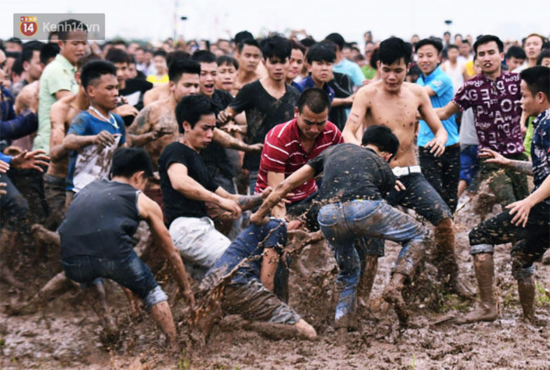 Hàng trăm thanh niên trai tráng lao vào giằng xé, giẫm đạp lên nhau để Cướp phết Hiền Quan lấy may Hàng trăm thanh niên trai tráng lao vào giằng xé, giẫm đạp lên nhau để Cướp phết Hiền Quan lấy may